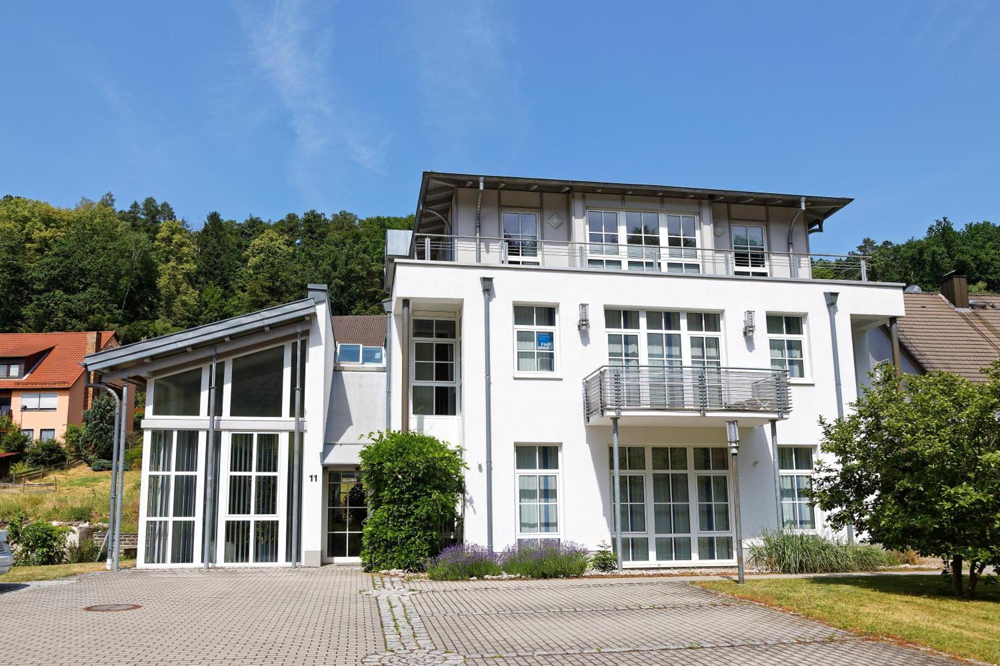 Grosszuegiges Helles Penthouse -Komplette Etage- Mit Balkon Und Stellplatz In Ruhiger Lage Кульмбах Экстерьер фото